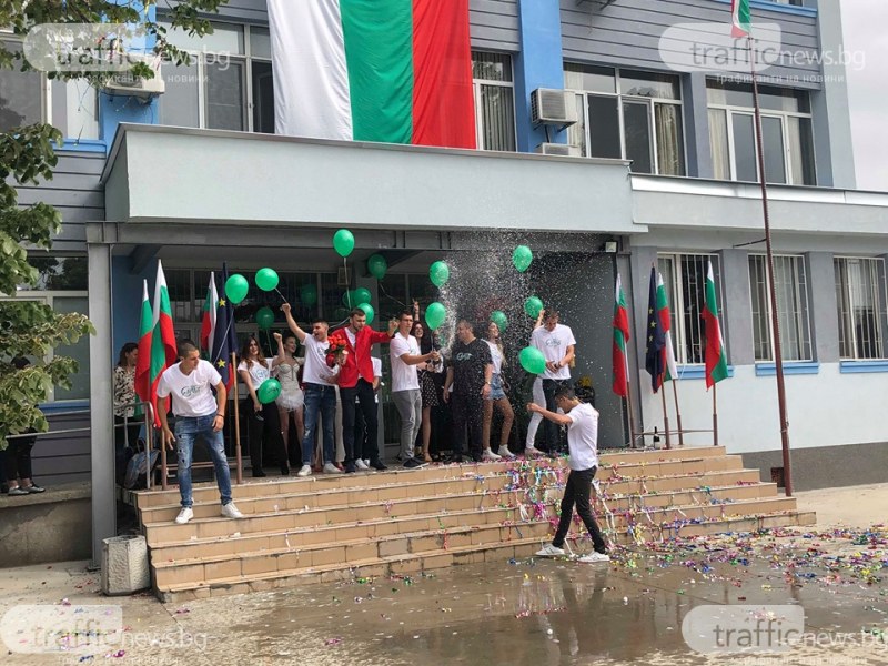 Шампанско, конфети и балони в небето на изпращането на Випуск 2019 от ЕГ “Пловдив“