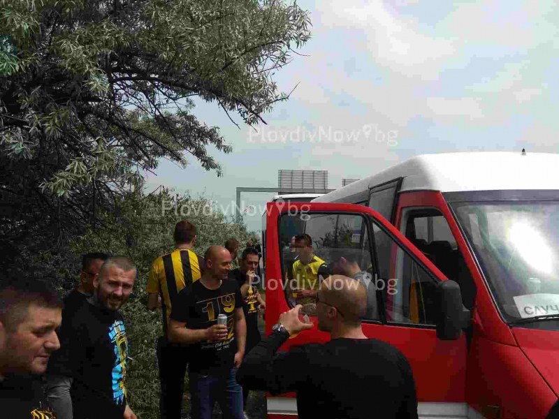 Всички обекти по магистралата затворени! Полиция спира автобуси и коли на феновете