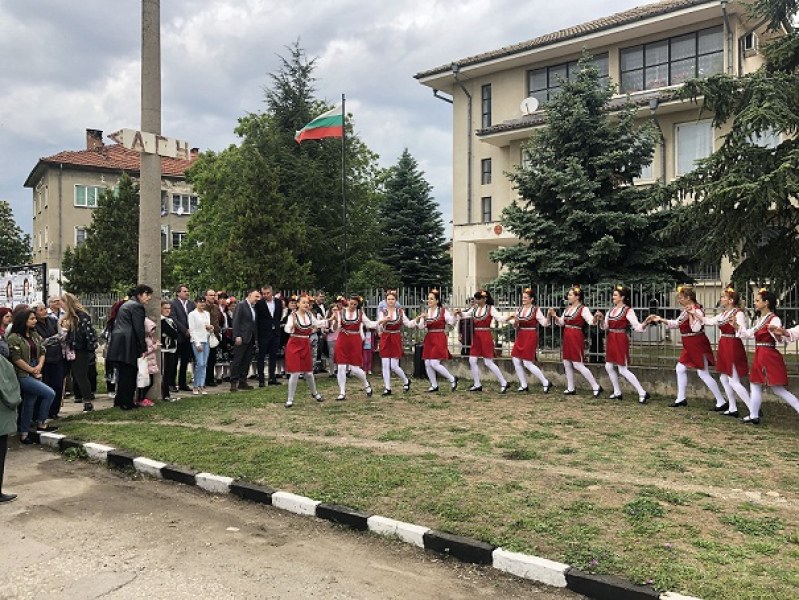 Читалището във Ведраре се сдоби със сцена за събития