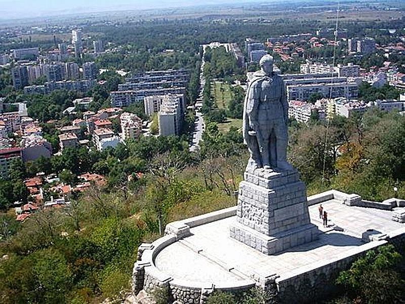 Деца тръгват на поход към Альоша