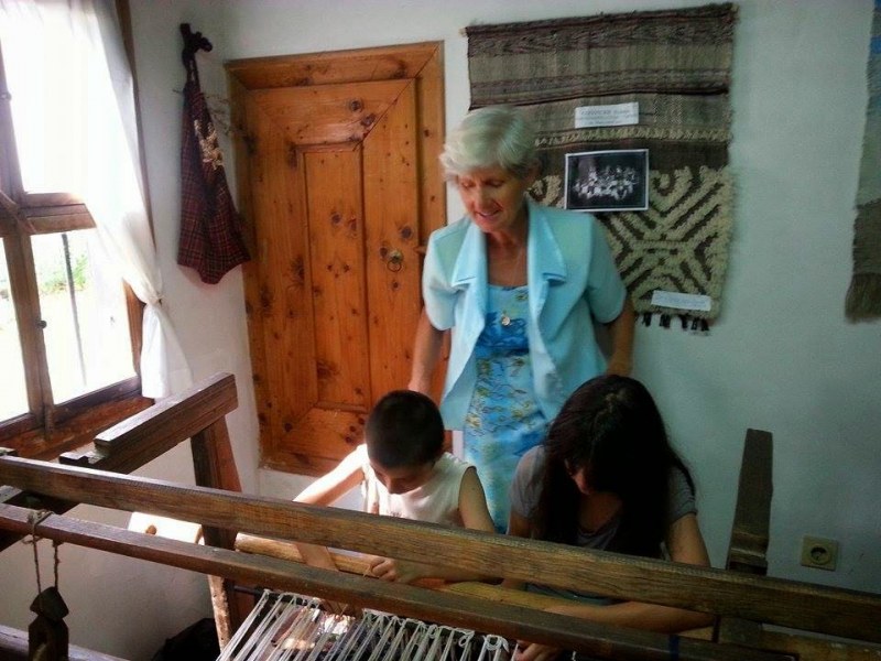 Талантлива майсторка-тъкачка показва шедьоври в Карлово