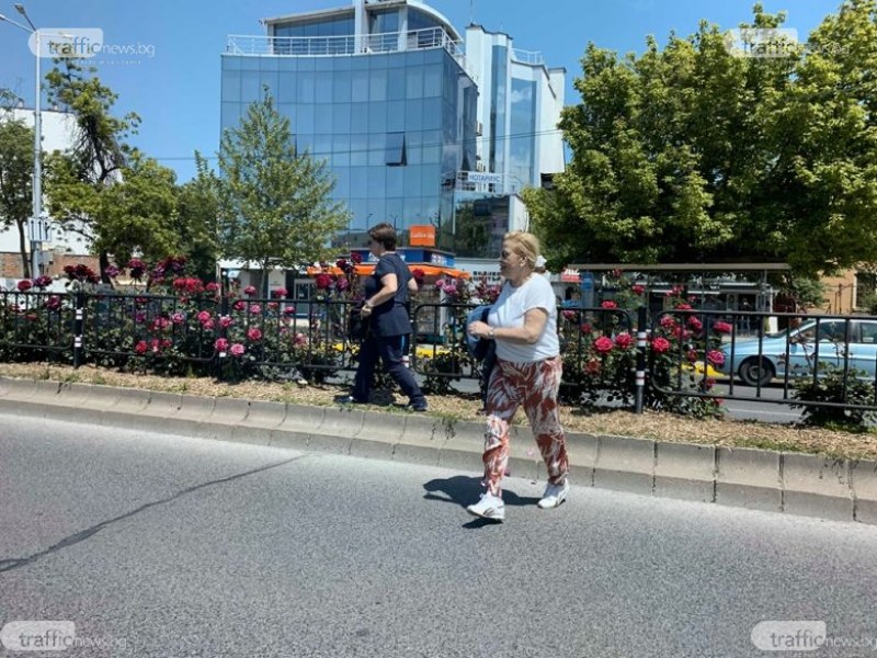Две туристки си харесаха екстремно място за пресичане в центъра на Пловдив СНИМКИ