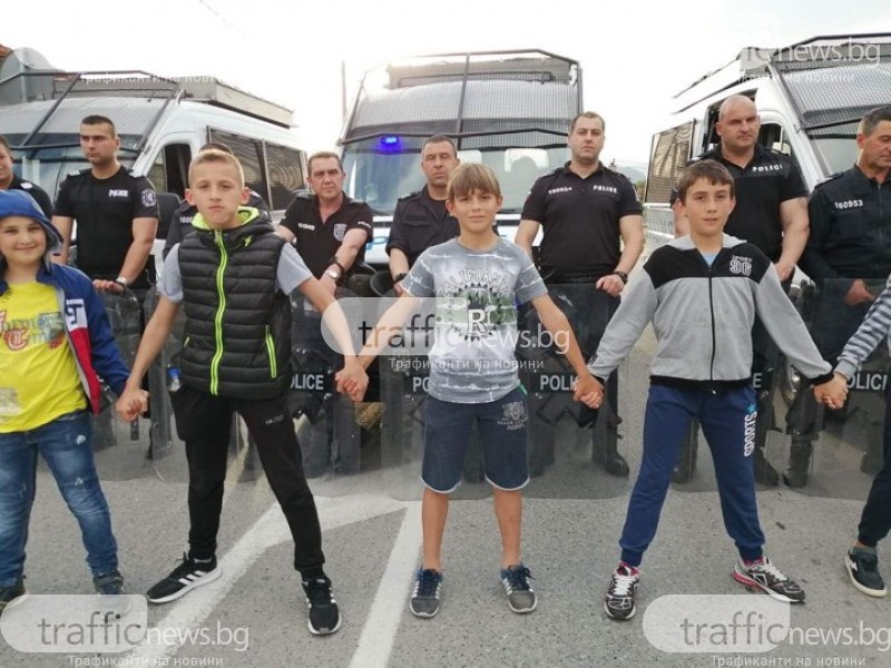 Деца застанаха пред униформените на протеста в Кърнаре