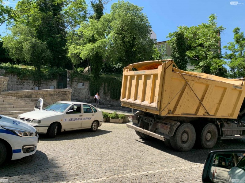 Камион отнесе бариерата в Стария град