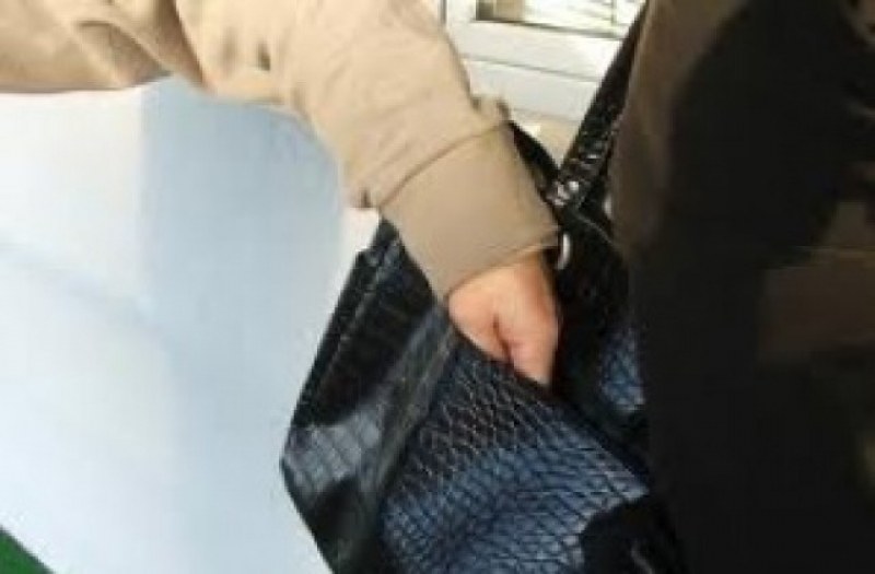 Възрастна жена остана без портмоне на пазара в Карлово