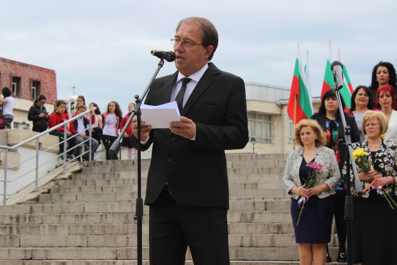Кметът на Асеновград: Честит 24 май, асеновградчани, и нека знанието и духът да пребъдат!