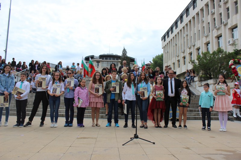 Наградиха 29 изявени ученици навръх 24 май в Асеновград