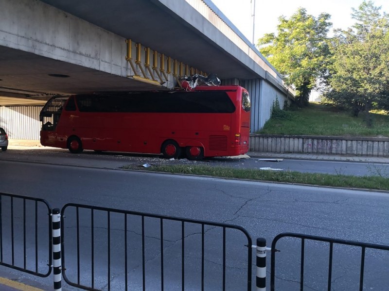 Автобус се заклещи под мост в Пловдив, стана кабрио