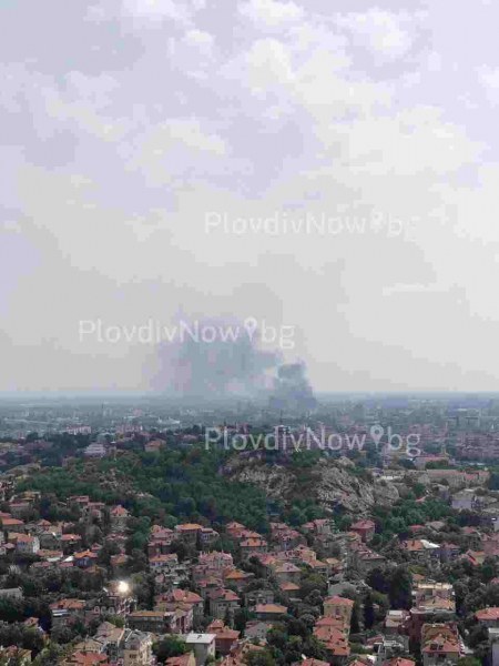 Огромни талази от черен дим се стелят над Пловдив