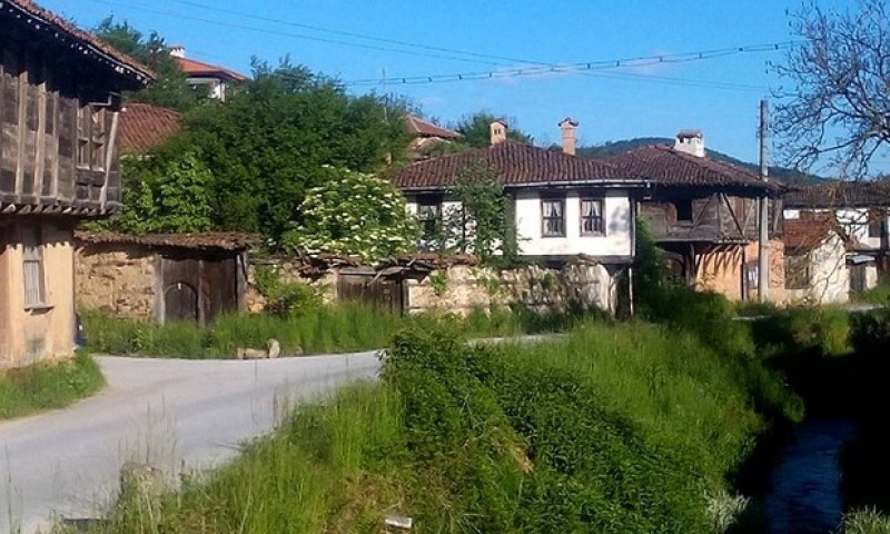 Реставрират се вече Серафимовата къща и църквата “Свети Георги“ в село Свежен