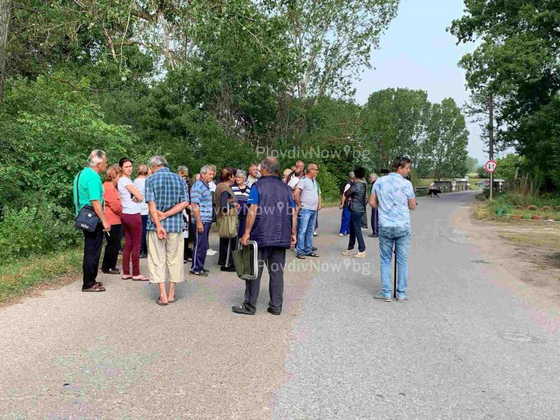 Жители на пловдивското Церетелево блокираха път, нямат вода от 5 месеца