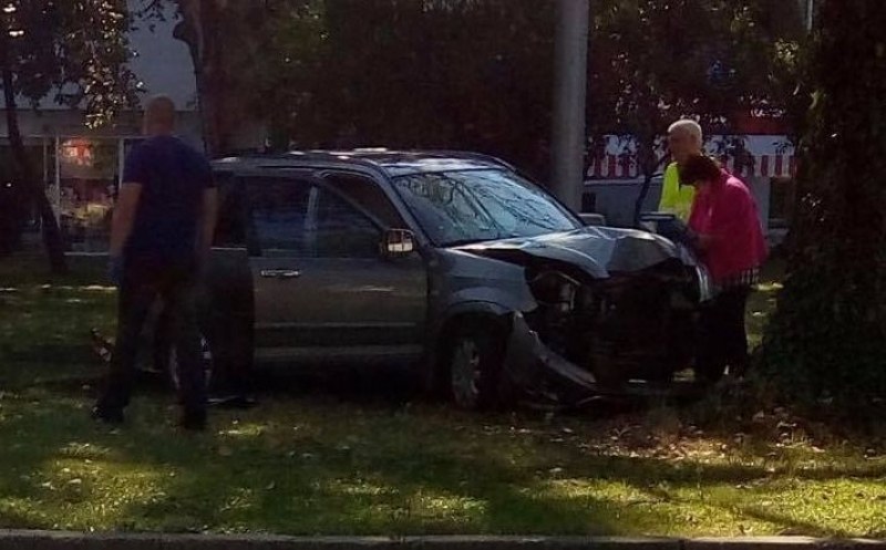 Пиян полицай нацели билборд до гарата в Пловдив