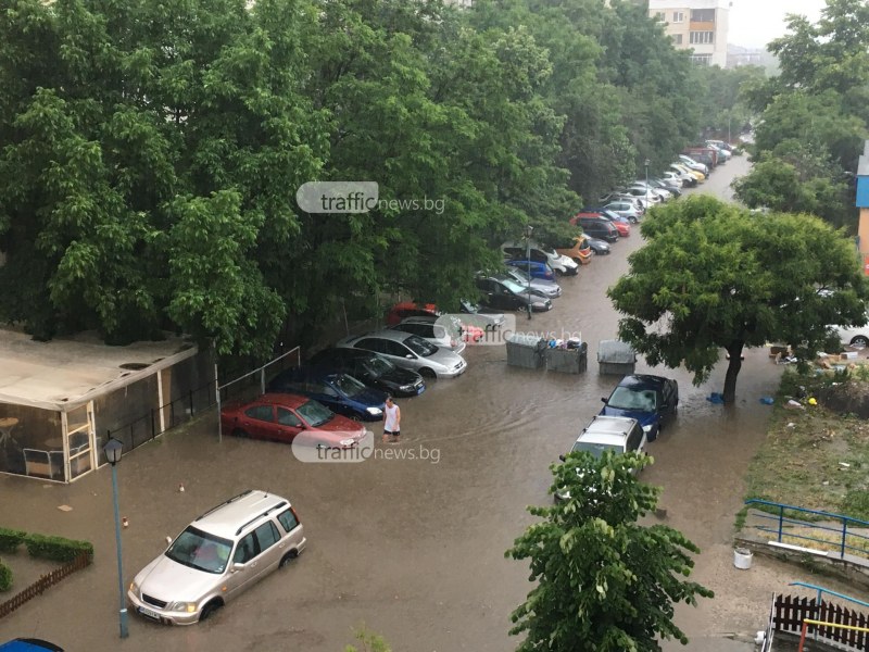 Пловдив под половин метър вода, закъсали коли, места без ток!