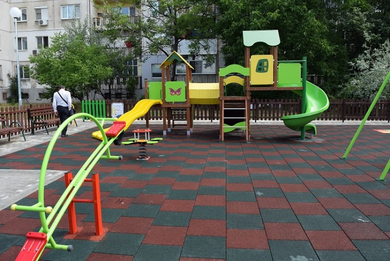 Нова детска площадка радва малчуганите в Кючук Париж