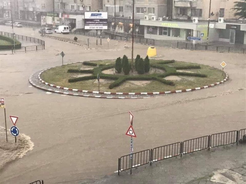 Водно бедствие в Асеновград наводни улици и мазета, унищожи тротоари