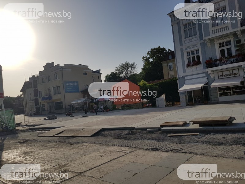 Години наред парцел на площад „Централен“  пустее и грози центъра на Пловдив