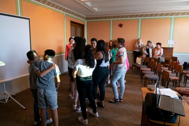 Усмивки и прегръдки свалиха “бариерите“ на лекцията за култура и толерантност в Перущица