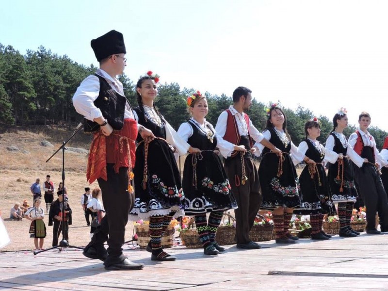 Фолклорна група от Карловско показва автентични танци на събора “Хайдут Генчо“ край Хисаря