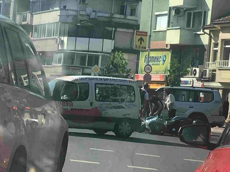 Тежка катастрофа с мотоциклет на натоварено кръстовище в Пловдив