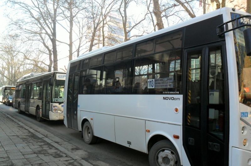 Кметът на Пловдив бесен заради неработещите климатици в автобусите, предупреди превозвачите