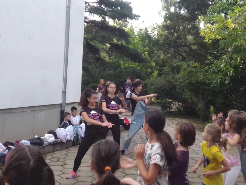 Танци, рисуване, стрелба с лък забавляват децата в Лятната академия в Хисаря