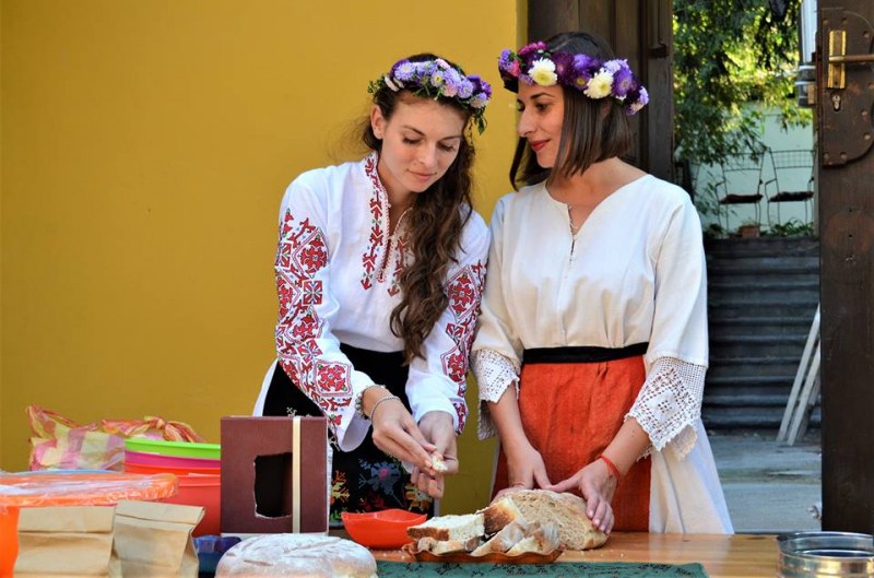 Песни, танци и вкусен топъл хляб на фестивала в карловското село Куртово