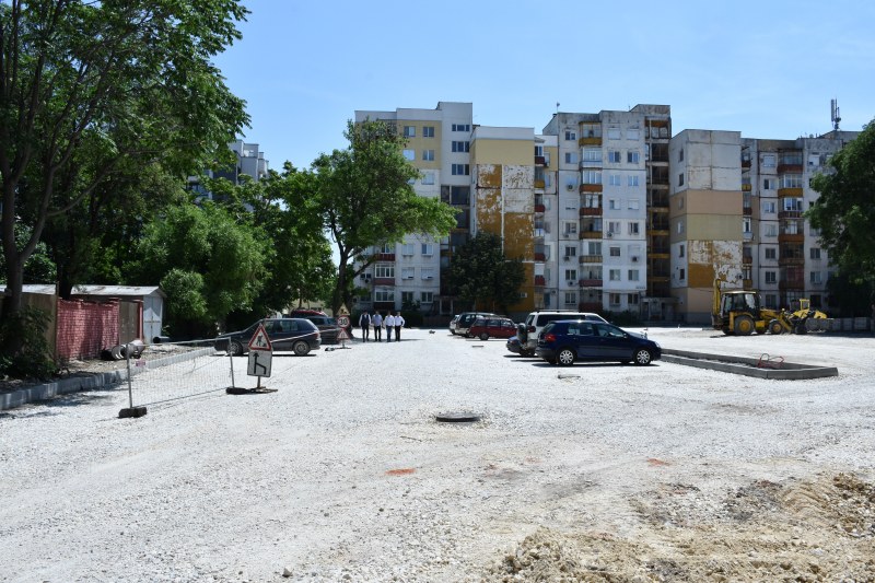 Нов обществен паркинг за 160 коли се строи усилено