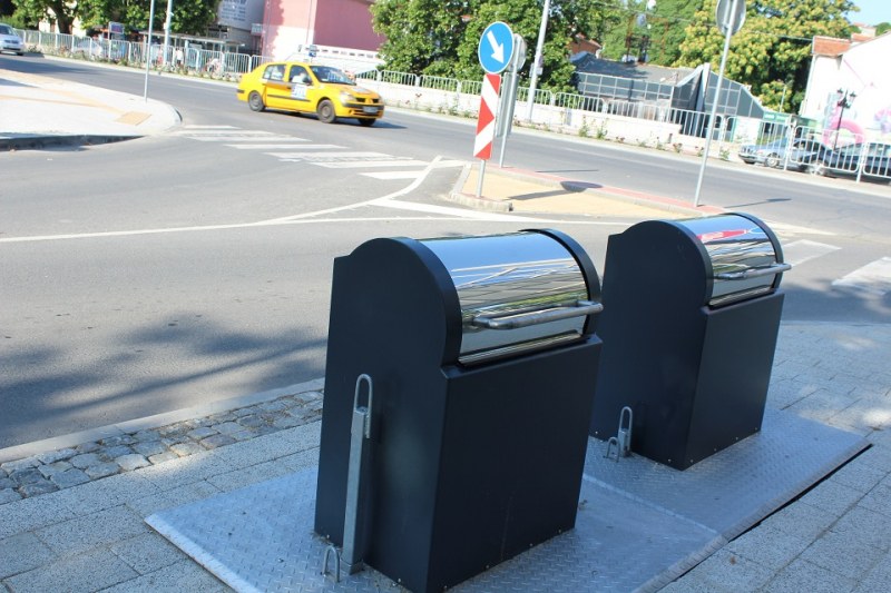 Нови подземни контейнери за боклук се появиха в центъра на Пловдив