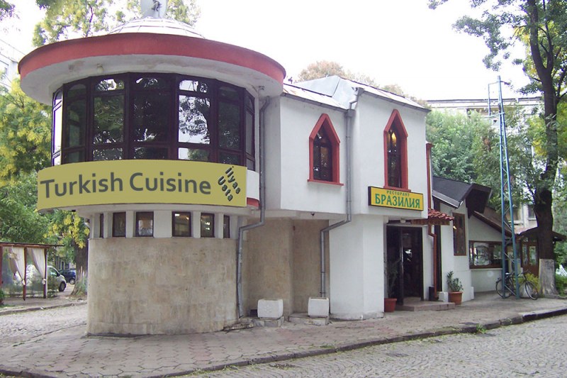 Популярен турски ресторант в Пловдив пред запечатване след акция на НАП
