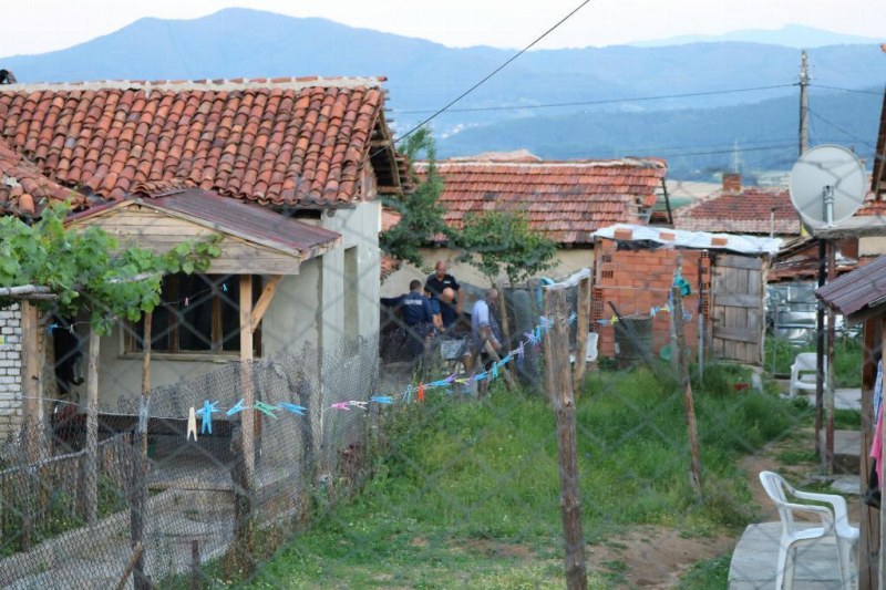 Кървав погром между две ромски фамилии в Розино вдигна полицията на крак СНИМКИ