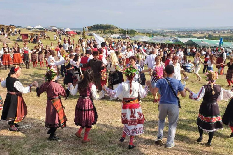 Над 6 хиляди родолюбиви българи се събраха край Хисар на събора „Хайдут Генчо“