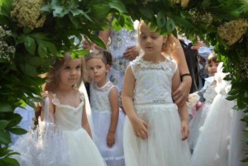 Повече от 300 малки булки минаха през Асеновград на днешния празник на слънцето