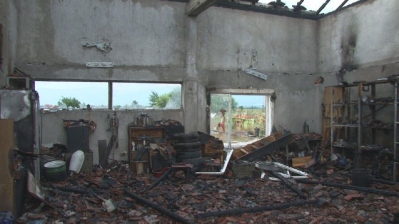 Пожар на метри от газ станция предизвика паника в Костиево