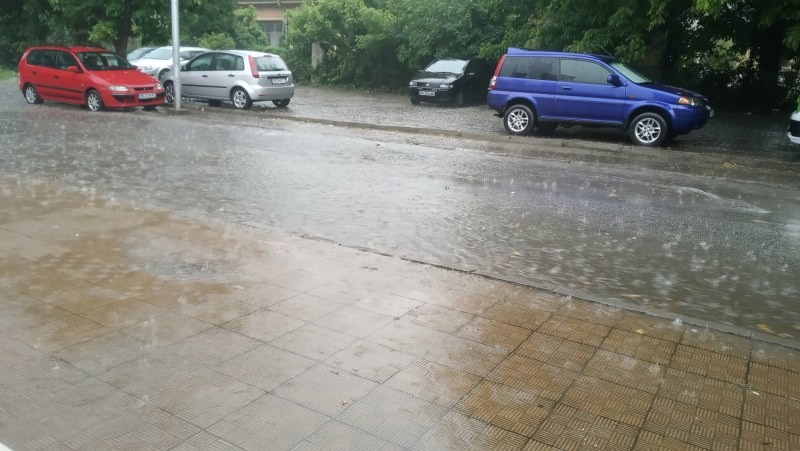 Проливен дъжд и градушка удариха Пловдив и Раковски