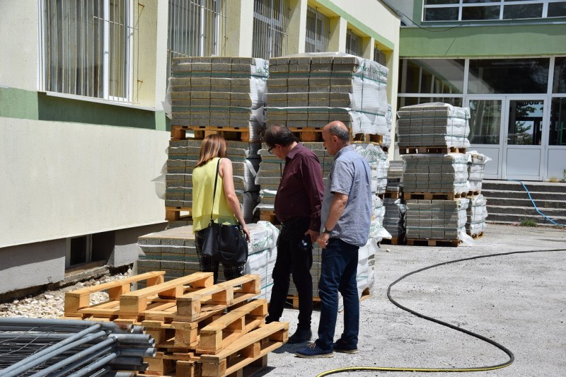 Текат усилени ремонти на учебни заведения в Асеновград, кметът прави внезапни проверки