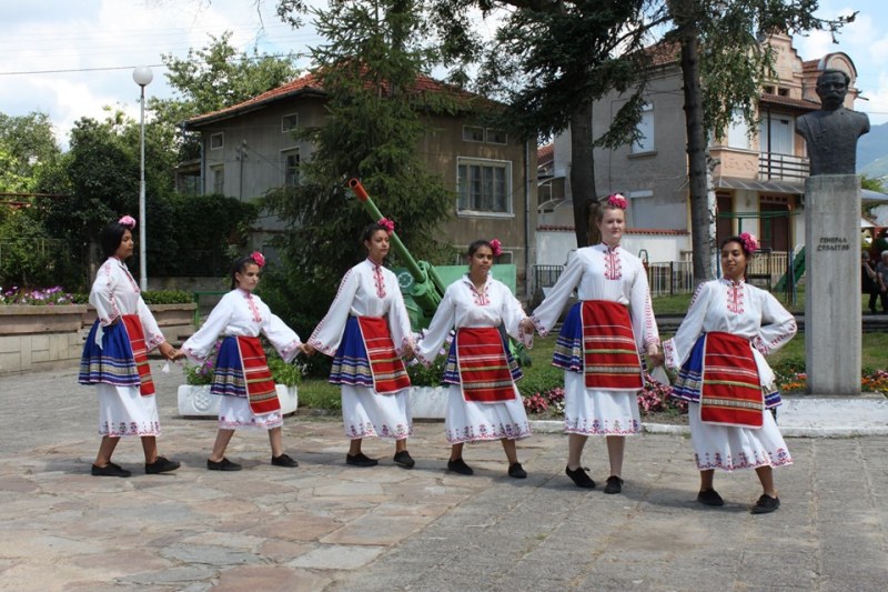 Стотици пяха и танцуваха на фестивала в Столетово