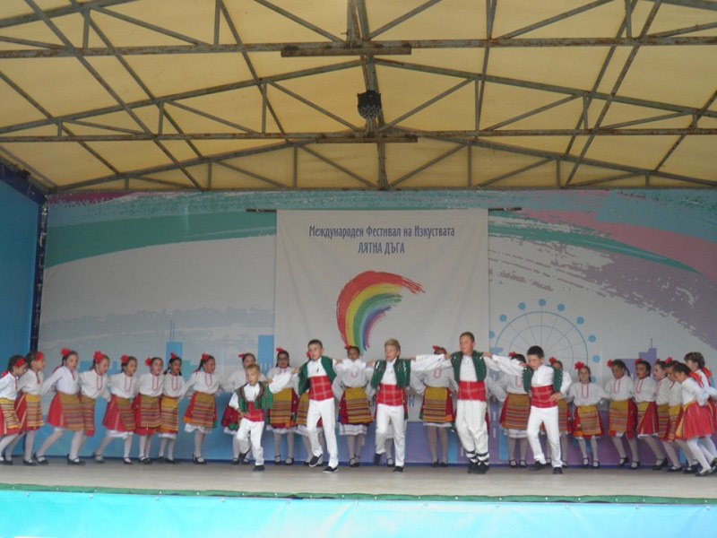 Малките танцьори от Стамболийски играха и се забавляваха на летния фестивал в Китен