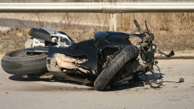 Непълнолетни тийнейджъри катастрофираха с мотоциклет в Браниполе, забиха се в кола