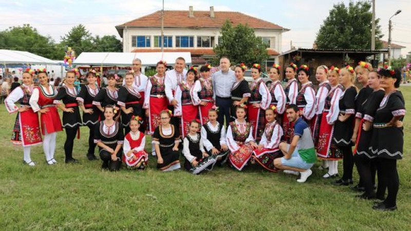 Ведраре чества празник на селото с  народно веселие, борби и концерт на “Канарите“