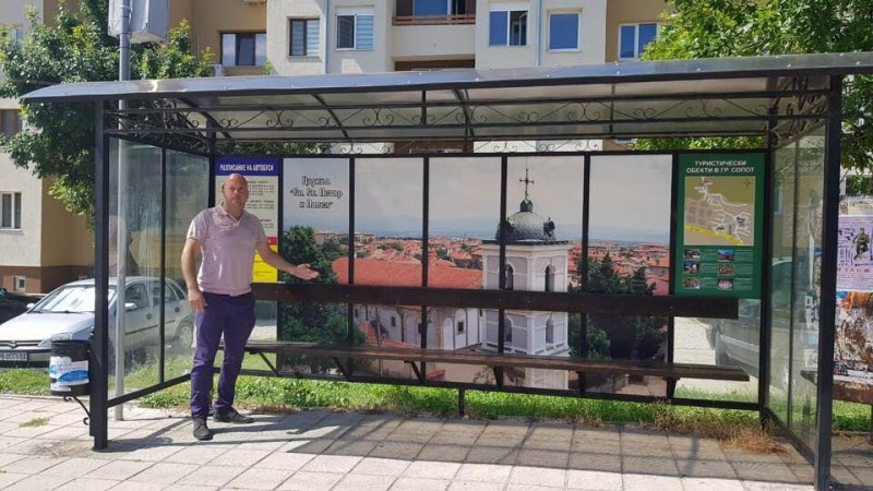 Честито! Нови автобусни спирки в Сопот показват красотата на града