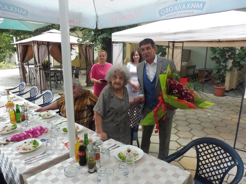 Баба Елена от Стамболийски стана на 100 години, кметът й поднесе красив букет