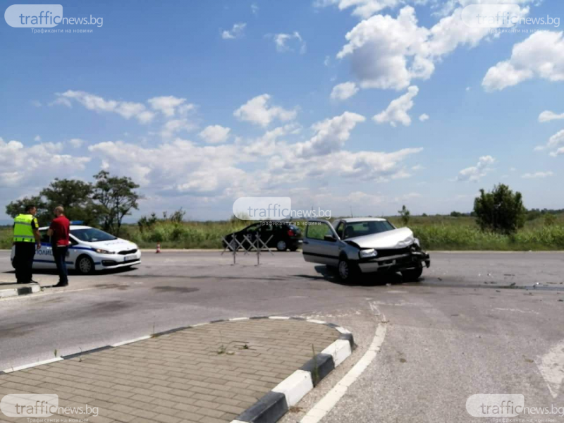 Тежка катастрофа край Пловдив, кола изхвърча от удара извън пътя