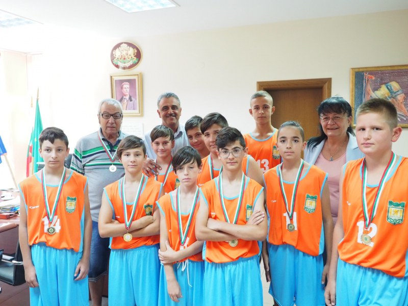 Баскетболистите от Рогош с нова шампионска титла, кметът на общината лично ги поздрави