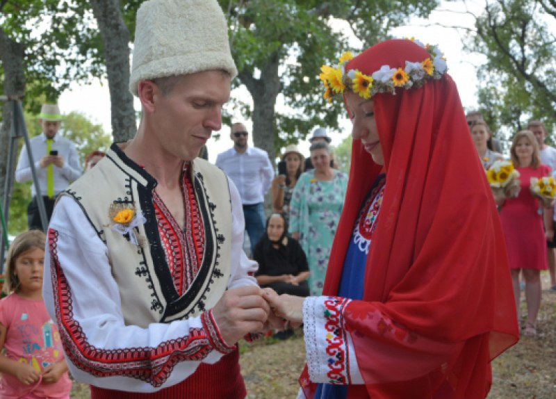 Българка и англичанин се ожениха в родопско село с 19 жители