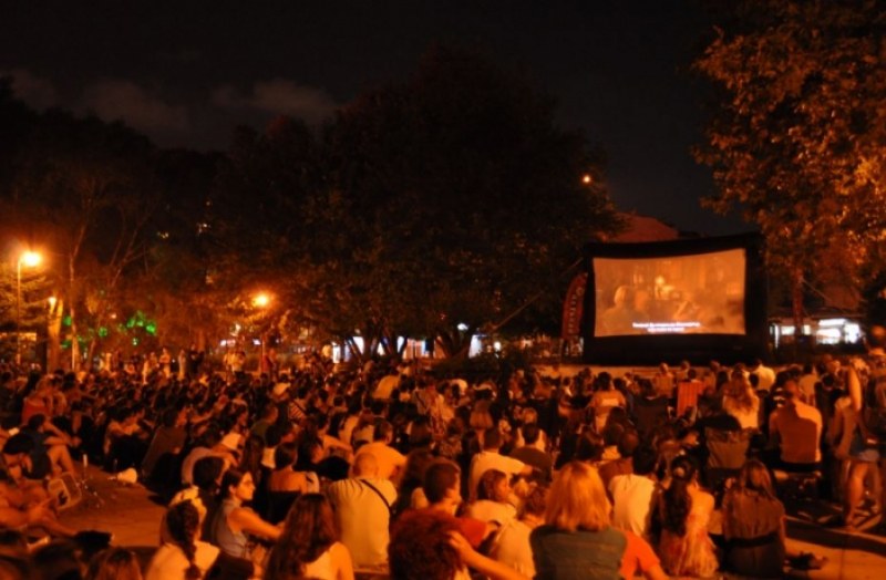 Безплатно кино и два култови филма очакват пловдивчани днес на Розариума и в парк Лаута