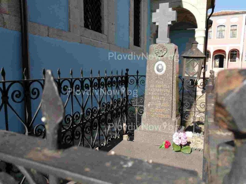 Карловци положиха цветя на гроба на Гина Кунчева, почитат Апостола с тържествена програма