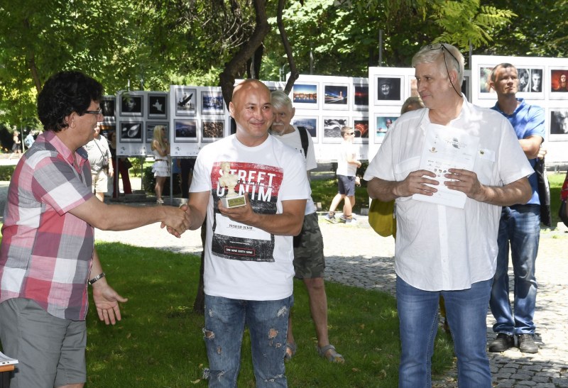 Пловдивчани се любуват на най-добрите фотографии от Фото Салон 2019