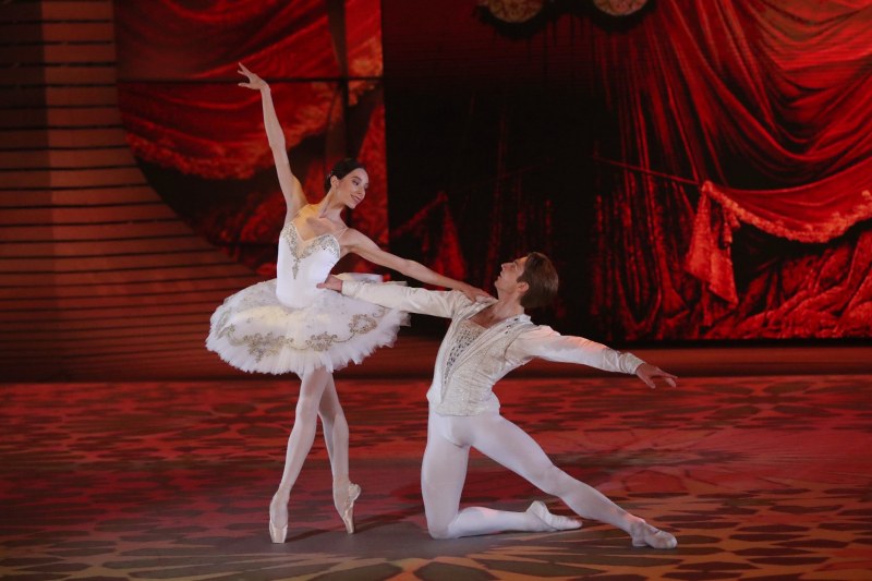 Победителите в руския ТВ конкурс “Большой балет“ играят  в “Лебедово езеро“ на Античния