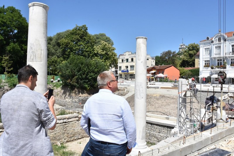 Три от колоните на Римския форум вече се издигат в центъра на Пловдив