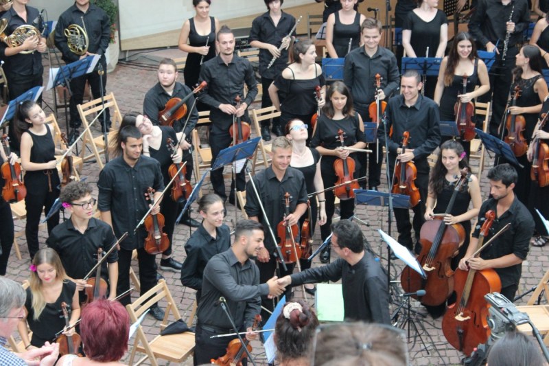 Млади музиканти от България, Балканите и Европа свирят с виртуозния цигулар Светлин Русев в Пловдив